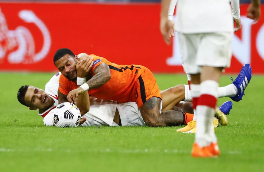 Jan Bednarek (u.) im Ringkampf mit Lyon-Stürmer Memphis Depay.