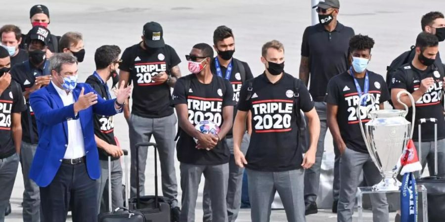 Wer soll diese Bayern schlagen: Die ist nach dem Sieg in der Champions League heimgekehrt und wurde von Ministerpräsident Söder begrüsst. Foto: Peter Kneffel/dpa Pool/dpa
