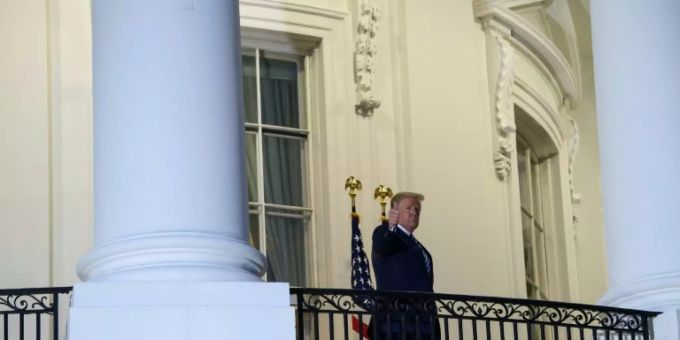 Trump nach seiner Klinik-Entlassung auf dem Balkon des Weissen Hauses Trump nach seiner Klinik-Entlassung auf dem Balkon des Weissen Hauses