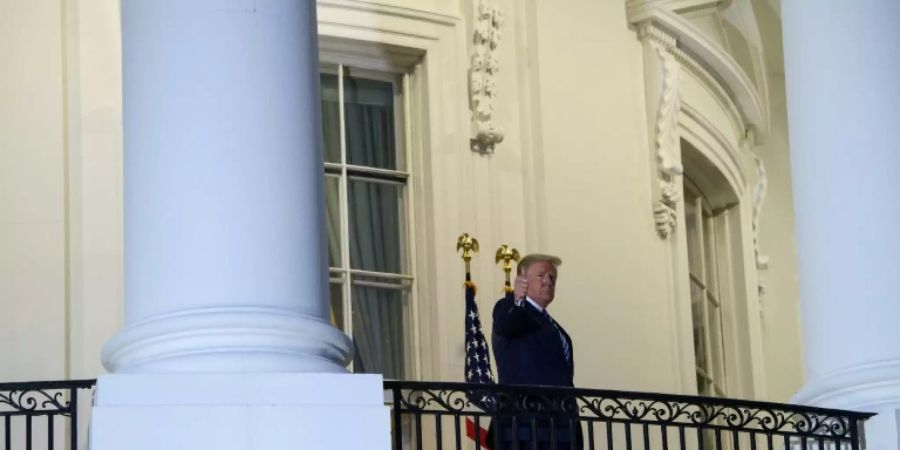 Trump nach seiner Klinik-Entlassung auf dem Balkon des Weissen Hauses