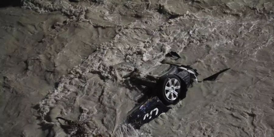 Ein Auto wurde vom Hochwasser des Fluss Roya in Frankreich mitgerissen. Foto: Daniel Cole/AP/dpa