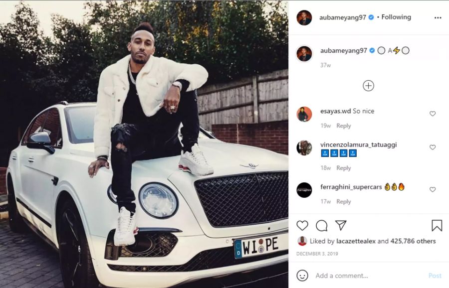 Pierre-Emerick Aubameyang posiert gerne mit teuren Autos.