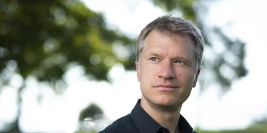 Erst etwas zäh, dann spannend: In seinem neuen Roman «Ameisen unterm Brennglas» zeichnet der Zürcher Schriftsteller Jens Steiner ein beunruhigendes Bild der Gesellschaft.