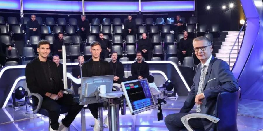 Moderator Günther Jauch (r) sitzt mit Spielern des DFB-Teams im Studio der Quiz-Show «Wer wird Millionär?». Foto: Frank Hempel/TVNOW /dpa