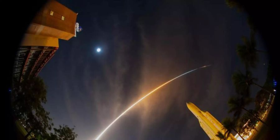 Die Trägerrakete Ariane 5 mit der Weltraumsonde «BepiColombo» an Bord startet im Oktober 2018 vom Weltraumbahnhof Kourou. Foto: Stephane Corvaja/ESA/dpa