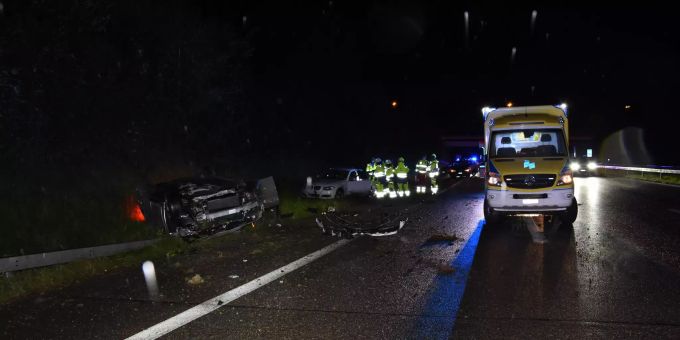 Beide Autos kamen letztlich im Wiesenbord zum Stillstand. Mörschwil SG