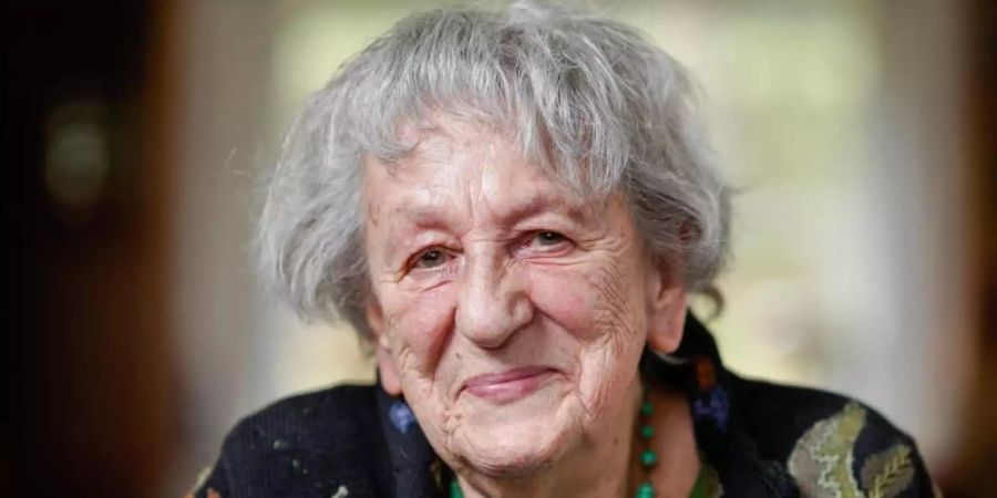 Ingrid Noll wird 85 - und schreibt munter weiter. Foto: Uwe Anspach/dpa