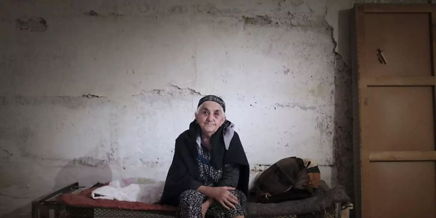 Eine ältere Frau aus Armenien sitzt in der Konfliktregion Berg-Karabach in einem Bombenbunker. Foto: Karo Sahakyan/ArmGov/PAN Photo/AP/dpa