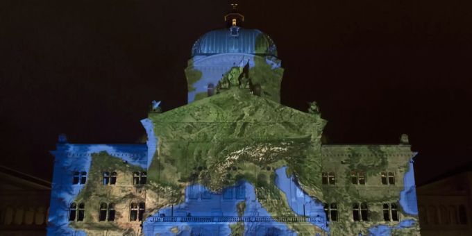 Auch in diesem Jahr erstrahlt das Regierungsgebäude auf dem Bundesplatz in Bern in hellem Licht. bundeshaus bundesplatz