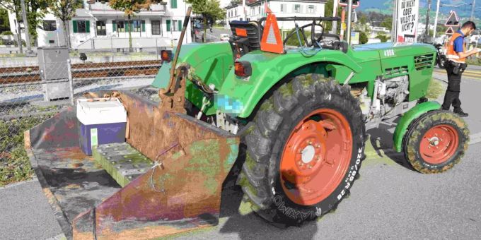 Ein Töffahrer wurde zwischen einem Auto und diesem Traktor eingeklemmt. uznach SG