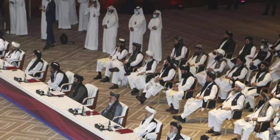 Die Delegation der Taliban bei den Friedensgesprächen in Doha. Fast zwei Jahrzehnte nach der Militärinvasion Afghanistans haben in Katar innerafghanische Friedensgespräche begonnen. Foto: Hussein Sayed/AP/dpa