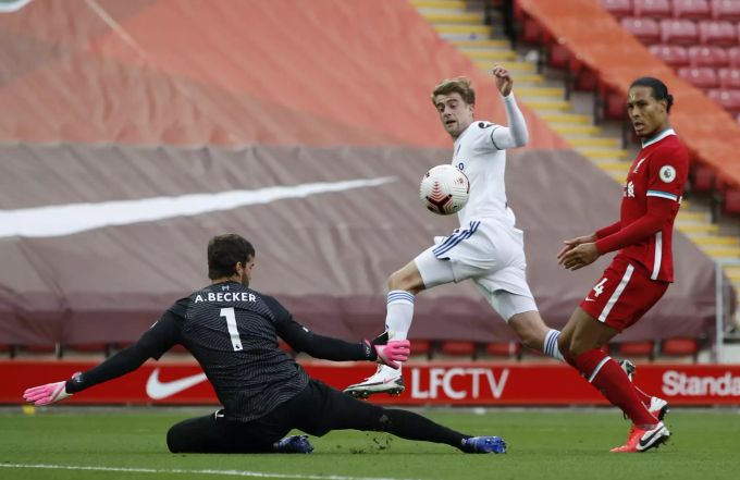 Stürmer Patrick Bamford trifft per Lupfer zum 2:2. Liverpool Leeds
