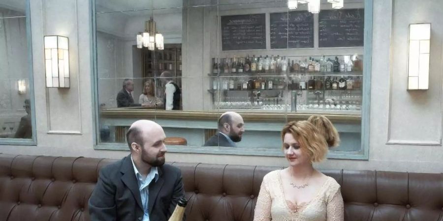 Lisa Blohm und Pär Fredriksson sind die Protagonisten einer der verschiedenen Episoden im Film «Über die Unendlichkeit». Foto: -/Neue Visionen Filmverleih/dpa
