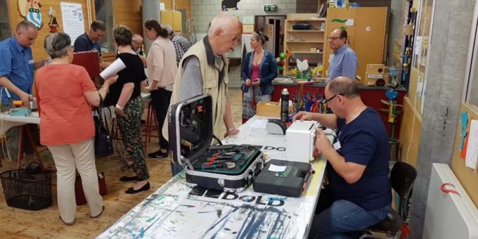 Im Repair Café werden defekte Gegenstände wieder einsatzfähig gemacht. Im Repair Café werden defekte Gegenstände wieder einsatzfähig gemacht