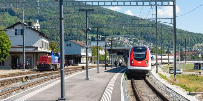 ICN der SBB im Bahnhof Oensingen. Oensingen ist ein regionaler Verkehrsknotenpunkt mit Verbindungen nachZürich / Bern-Genf, Balsthal, Niederbipp/Neuendorf/Solothrn (Bipperlisi) und die umliegenden Gemeinden im Bezirk Gäu. - Oensingen ICN der SBB im Bahnhof Oensingen. Oensingen ist ein regionaler Verkehrsknotenpunkt mit Verbindungen nachZürich / Bern-Genf, Balsthal, Niederbipp/Neuendorf/Solothrn (Bipperlisi) und die umliegenden Gemeinden im Bezirk Gäu. - Oensingen
