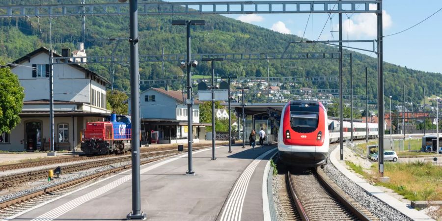 ICN der SBB im Bahnhof Oensingen. Oensingen ist ein regionaler Verkehrsknotenpunkt mit Verbindungen nachZürich / Bern-Genf, Balsthal, Niederbipp/Neuendorf/Solothrn (Bipperlisi) und die umliegenden Gemeinden im Bezirk Gäu.