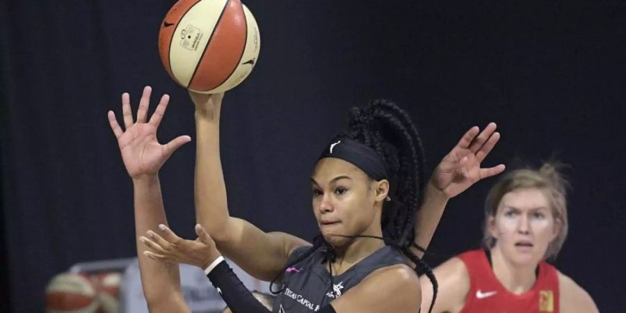 Basketballerin Satou Sabally von den Dallas Wings in Aktion. Foto: Phelan M. Ebenhack/AP/dpa