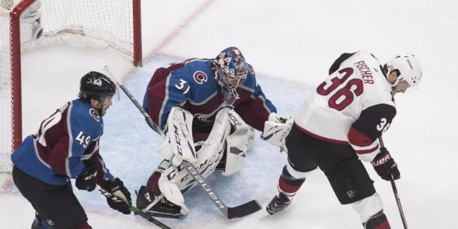 Avalanche-Torhüter Philipp Grubauer (M) verteidigt mit Samuel Girard (l) den Kasten gegen Christian Fischer. Foto: Jason Franson/The Canadian Press/AP/dpa