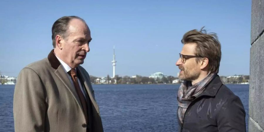 Markus Gellert (Herbert Knaup, l.) trifft sich mit seinem Mandanten (Max von Pufendorf), der von seinem ehemaligen Arbeitgeber wegen Brandstiftung verklagt worden ist. Foto: Georges Pauly/ARD/dpa