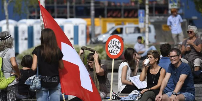 Etwa 500 Personen haben sich am Samstagnachmittag in Zürich versammelt, um gegen die «Corona-Lüge» und die Corona-Schutzmassnahmen zu protestieren. coronavirus