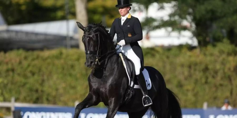 Isabell Werth hat sich bei den deutschen Dressur-Meisterschaften auf ihrem Pferd Weihegold den 16. Titel geholt. Foto: Friso Gentsch/dpa/Archivbild