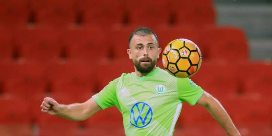 Traf zum 4:0-Endstand in Albanien: Wolfsburgs Admir Mehmedi in Aktion. Foto: Hektor Pustina/AP/dpa