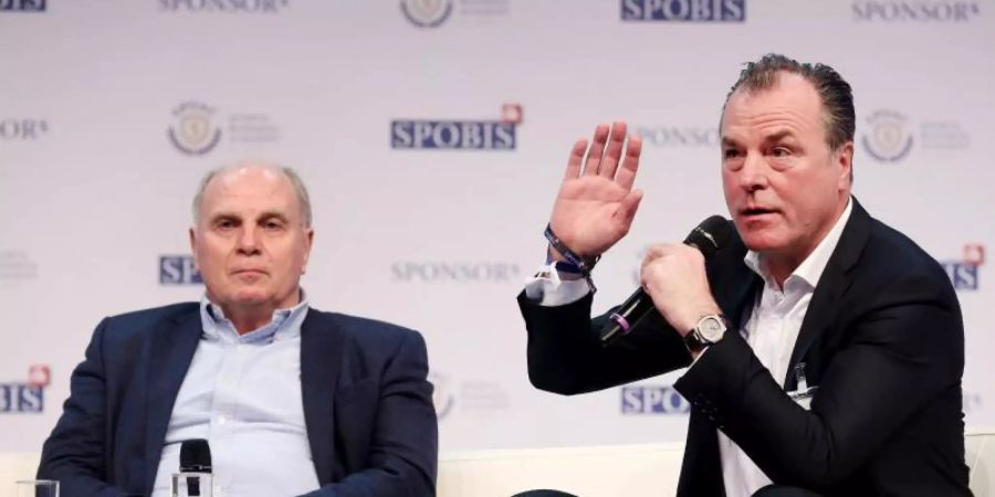 Clemens Tönnies (r) pflegt enge Freundschaften zum Präsidium des FC Bayern München. Foto: Roland Weihrauch/dpa
