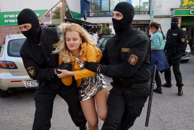 Polizeibeamte tragen eine Frau am Rande einer Demonstration gegen die Wahlergebnisse in Belarus weg. Proteste in Belarus
