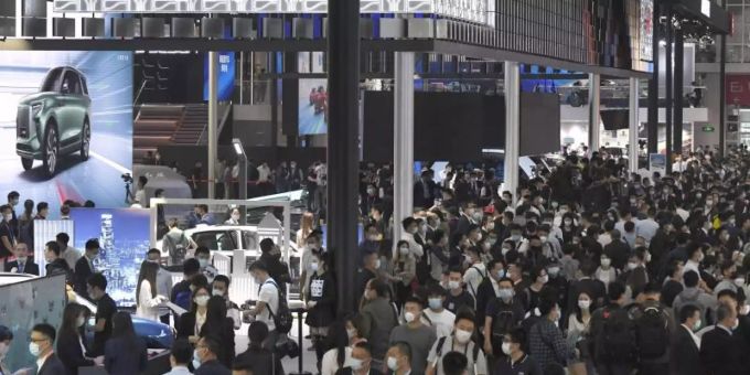 Besucher ziehen durch die internationale Automesse «Auto China 2020» in Peking. Foto: -/kyodo/dpa Besucher ziehen durch die internationale Automesse «Auto China 2020» in Peking. Foto: -/kyodo/dpa