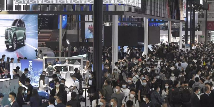 Besucher ziehen durch die internationale Automesse «Auto China 2020» in Peking. Foto: -/kyodo/dpa