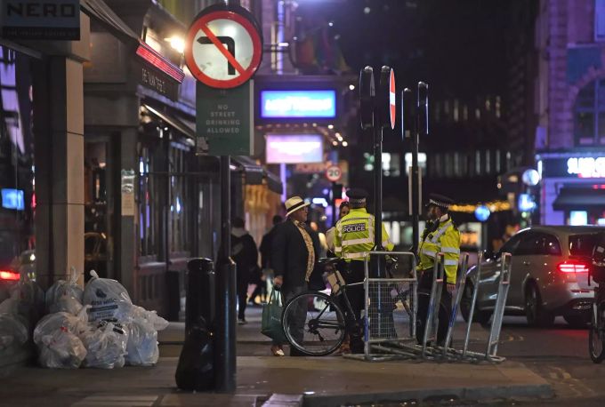 Londoner Polizisten überwachen die Ausgangssperre, die aufgrund der Corona-Pandemie gilt. Coronavirus - Grossbritannien