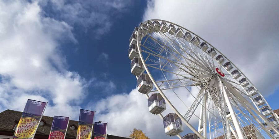 Das grösste Riesenrad der Schweiz dreht bis Anfang Januar 2021 auf dem Basler Münsterplatz seine Runden.