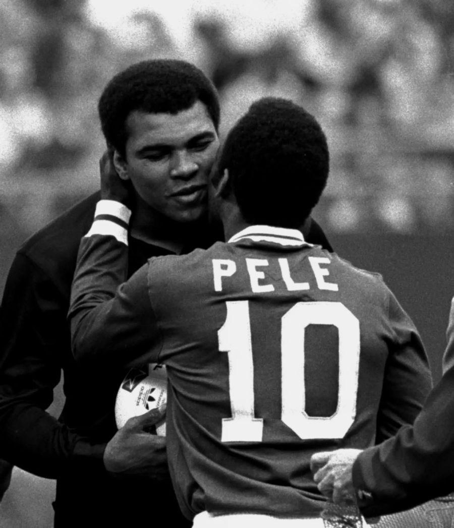 Pelé ist Rekordtorschütze der brasilianischen Nationalmannschaft und wurde mehrfach ausgezeichnet (hier mit Muhammad Ali).