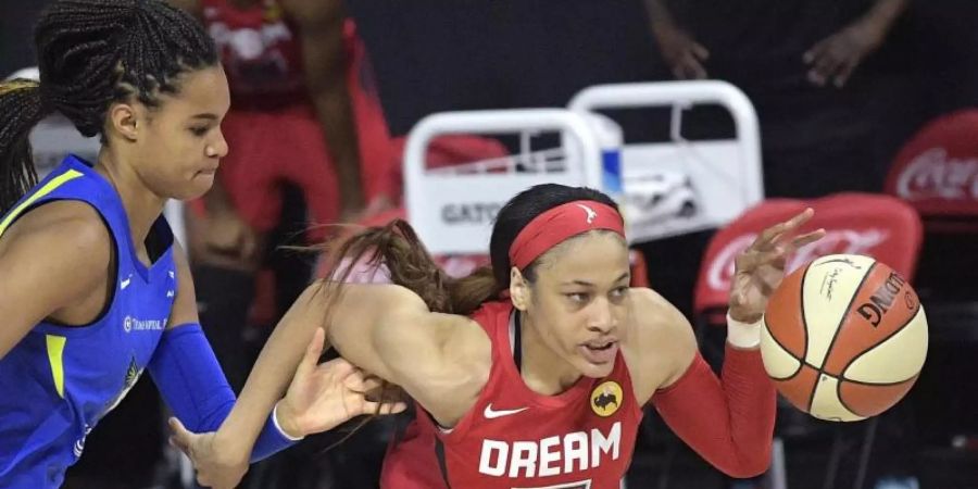 Ist in der WNBA angekommen: Satou Sabally (l). Foto: Phelan M. Ebenhack/AP/dpa