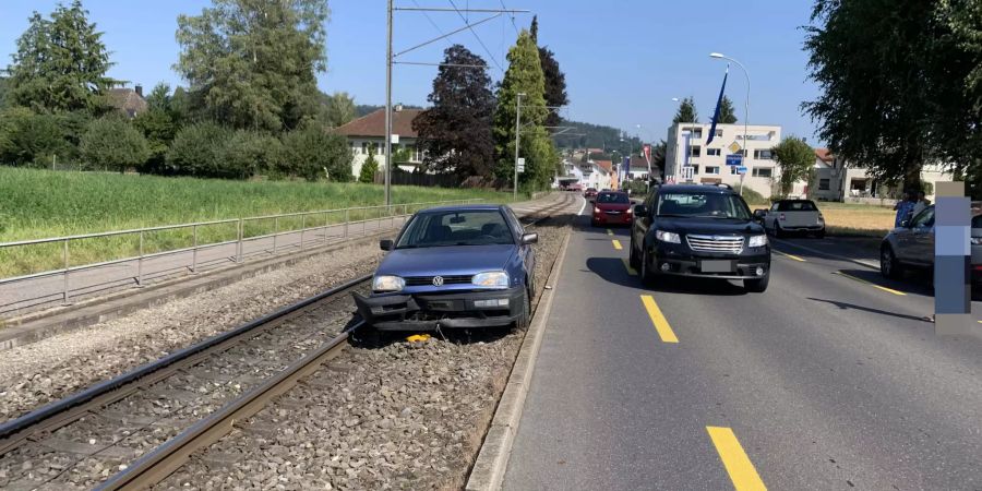 Mit Auto auf Schotterbett geraten