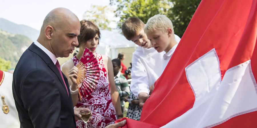 Bundesrat Alain Berset auf Tuchfühlung mit Fahnenschwingern auf dem Rütli vor zwei Jahren in seinem Jahr als Bundespräsident. 2020 hält er seine Ansprache in Bellinzona. (KEYSTONE/Peter Klaunzer)