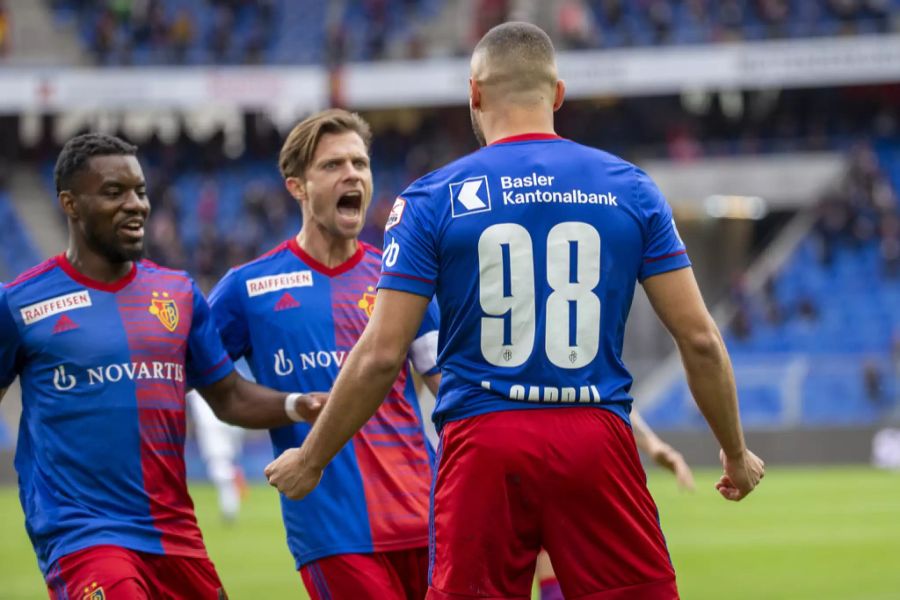 Der FC Basel feiert den ersten Saisonsieg.