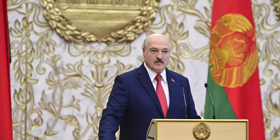 Alexander Lukaschenko, Präsident von Belarus, legt seinen Amtseid während seiner Amtseinführungszeremonie im Palast der Unabhängigkeit ab. Ungeachtet wochenlanger Massenproteste in Belarus hat Präsident Alexander Lukaschenko überraschend seine sechste Amtszeit angetreten. Foto: Andrei Stasevich/BelTA/dpa