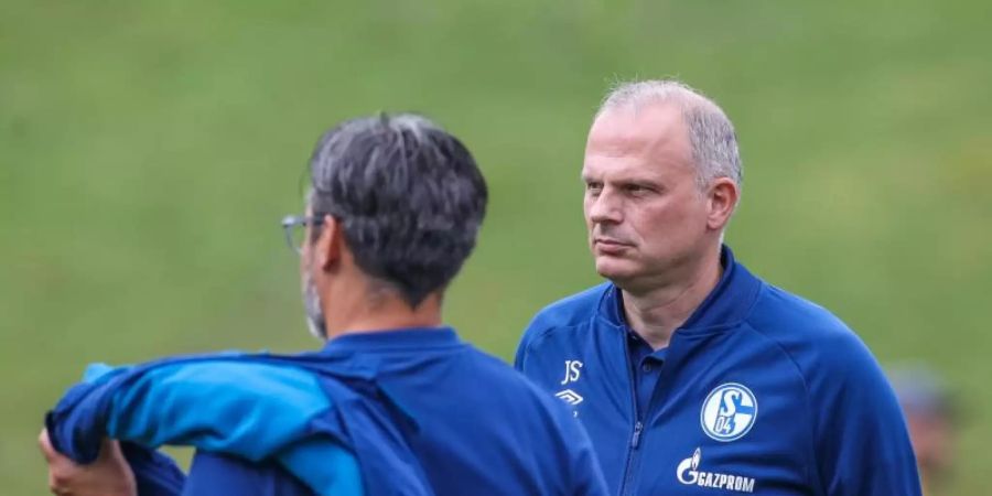Fordert von Schalke-Trainer David Waagner (l) eine deutliche Leistungssteigerung: Sportdirektor Jochen Schneider. Foto: Tim Rehbein/dpa
