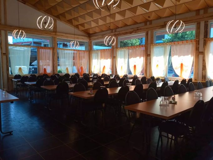 Im Saal wurden auch neue Fenster installiert, damit die Nachbarn auch zu später Stunde nicht gestört werden. Kultursaal Uetendorf