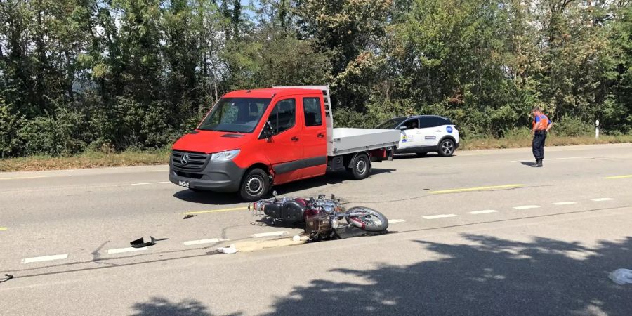 Kollision zwischen Lieferwagen und Motorrad