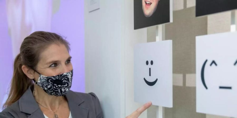 Luna Mittig ist ausgebildete Stimm- und Sprechtrainerin und gibt Führungen im Museum für Kommunikation in Nürnberg. Mit Maske sei dies deutlich anstrengender. Foto: Daniel Karmann/dpa
