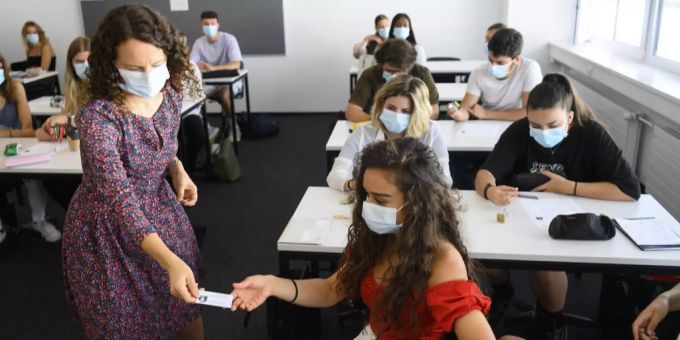 In Köniz gilt auch für Lehrpersonen Maskenpflicht (Symbolbild) Schule Köniz