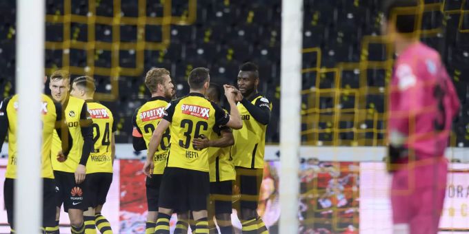 Die Berner jubeln nach dem Führungstor durch Jean-Pierre Nsame zum 2:1 gegen Luzern. YB FC Luzern