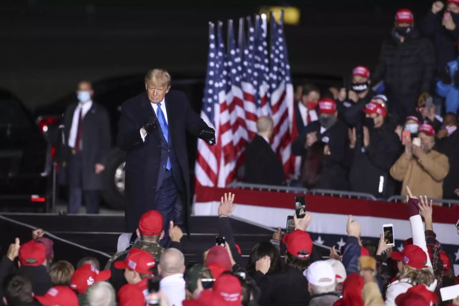 Trump attends campaign rally in Wisconsin