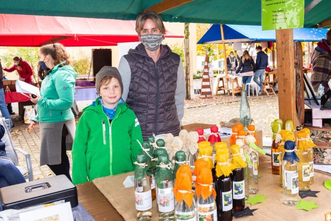 Ein Schnäppschen in Ehren: Nicole Baumann (mit Kim) verwertet Obst zu edlen Tropfen.