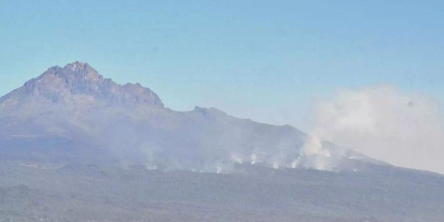 Weithin sichtbar sind die Rauchwolken am Kilimandscharo. Der Grossbrand soll breits mindestens 28 Quadratkilometer Heidefläche zerstört haben. Foto: Thomas Becker/-/dpa