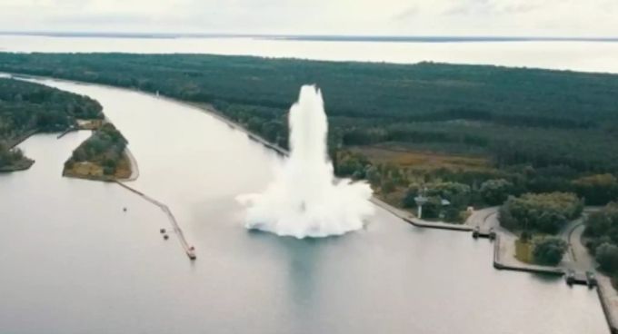 In Polen: Eine Fliegerbombe explodiert beim Entschärfungsversuch. Sprengung einer Weltkriegsbombe in Polen