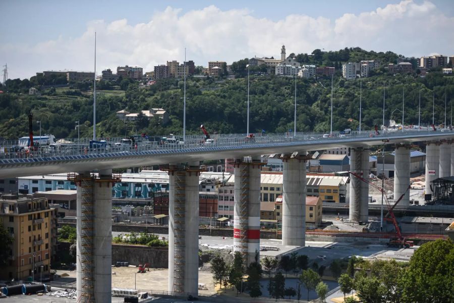 Brücke in Genua vor Eröffnung