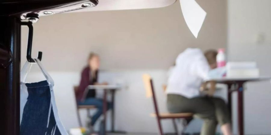 Die Bildungsgewerkschaft GEW sieht in den Schulstarts ein hohes Risiko. Foto: Marijan Murat/dpa/Symbolbild